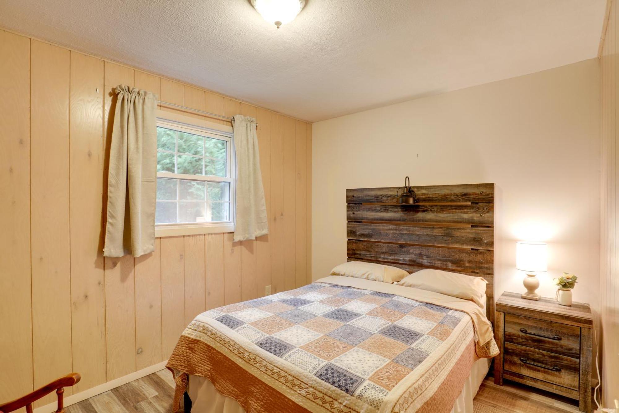 Riverfront Hot Springs Cabin With Private Hot Tub! 外观 照片
