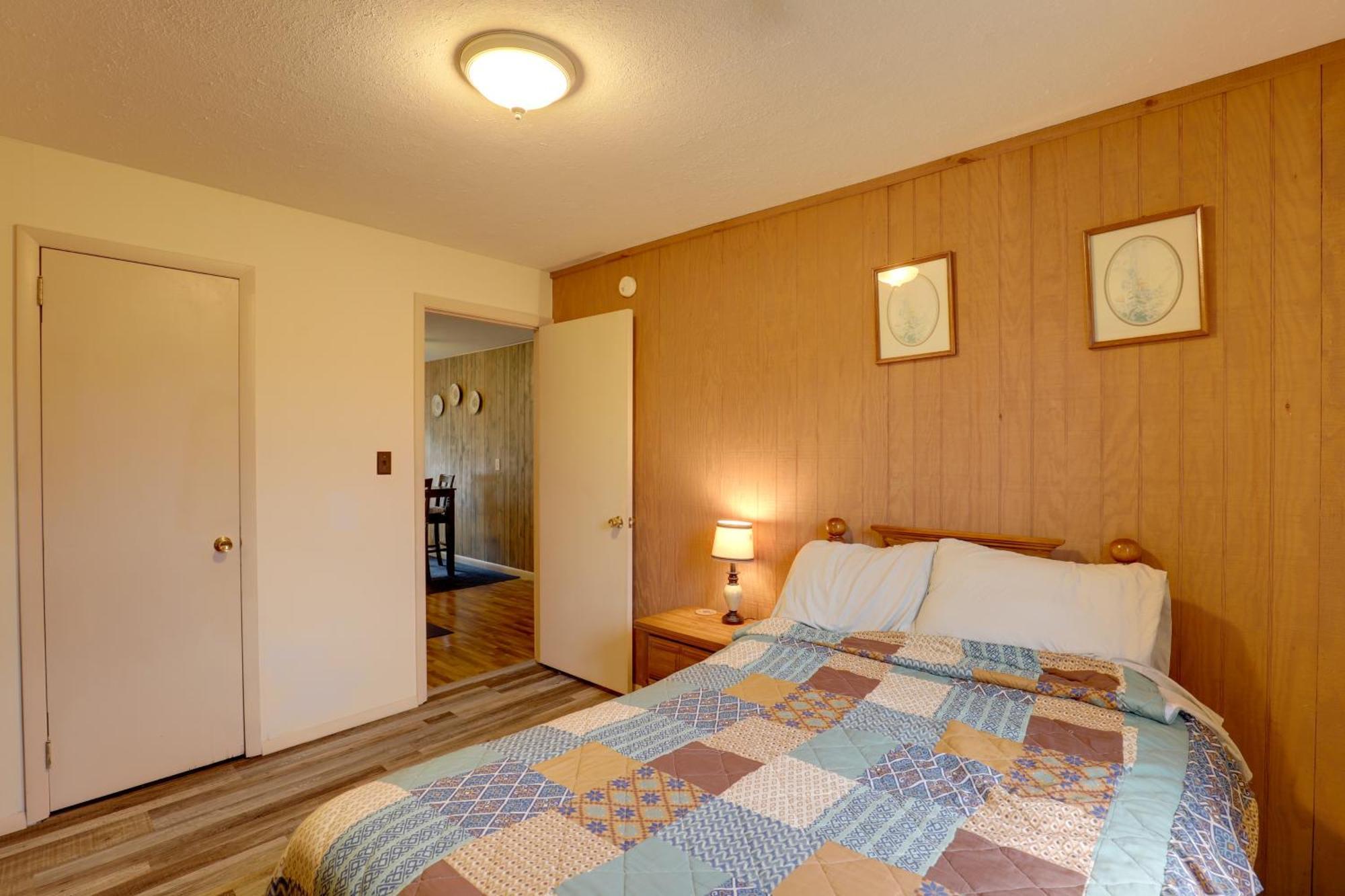 Riverfront Hot Springs Cabin With Private Hot Tub! 外观 照片