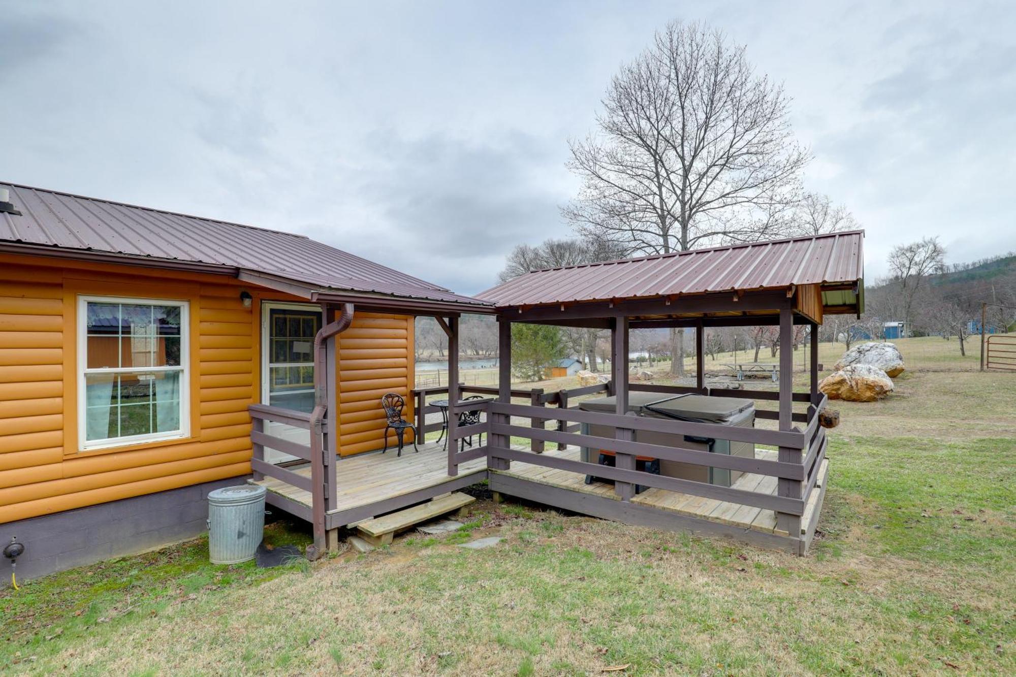 Riverfront Hot Springs Cabin With Private Hot Tub! 外观 照片