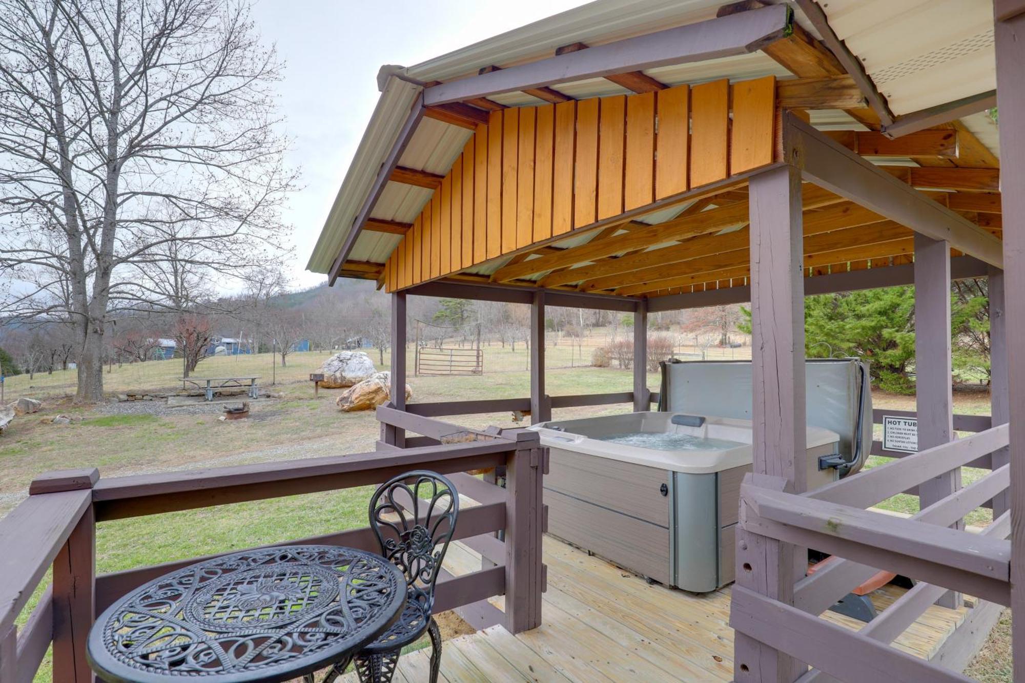 Riverfront Hot Springs Cabin With Private Hot Tub! 外观 照片