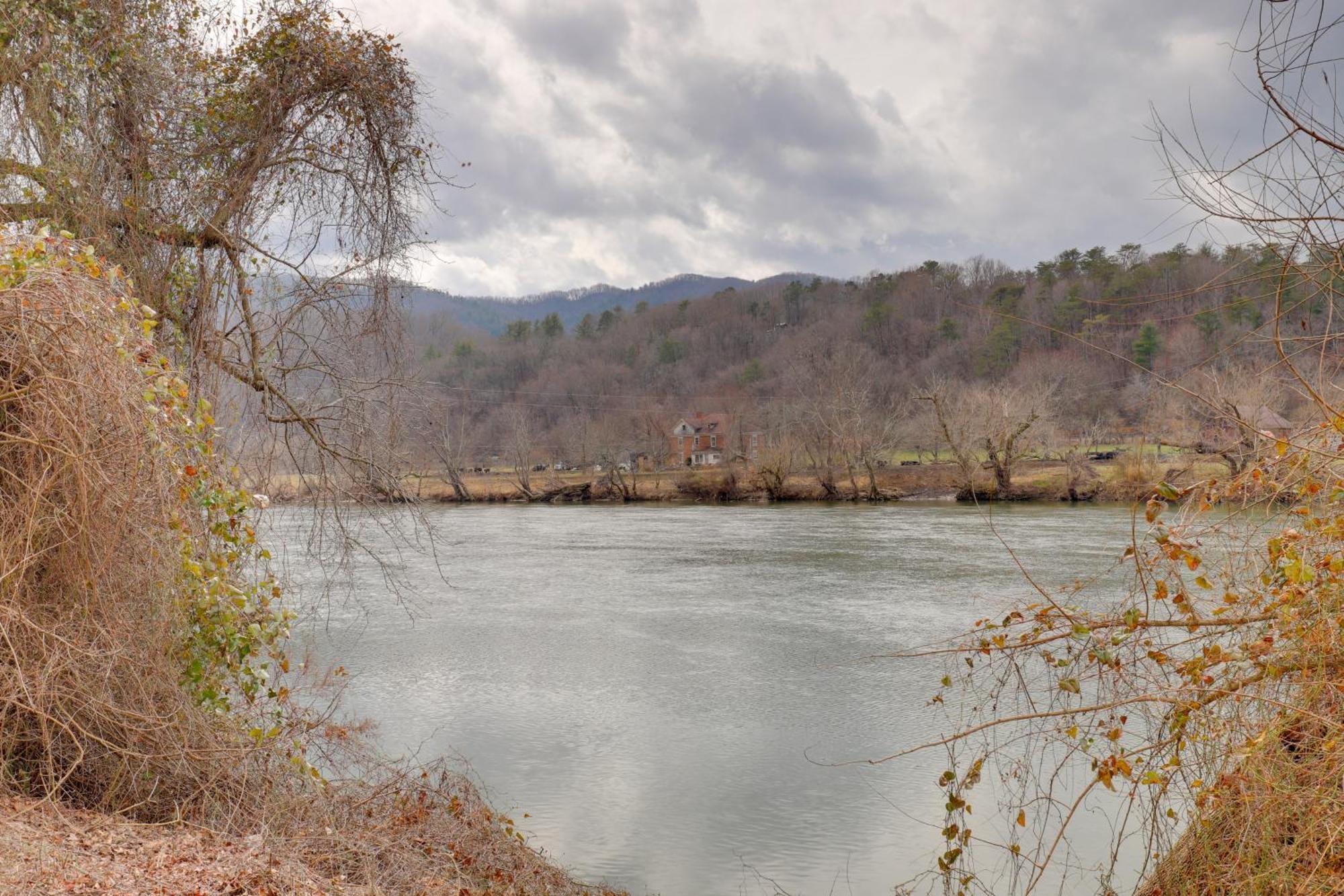 Riverfront Hot Springs Cabin With Private Hot Tub! 外观 照片