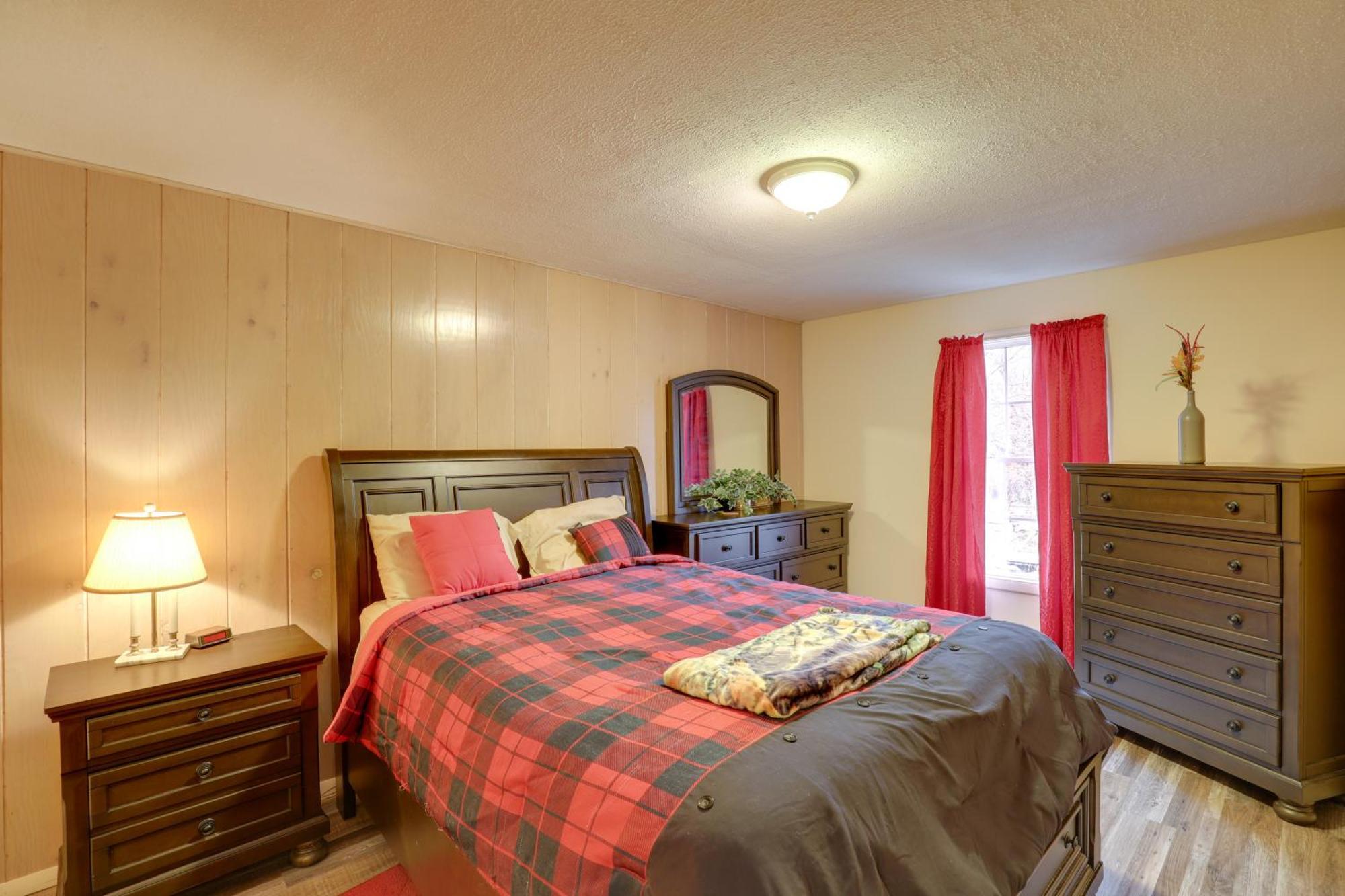 Riverfront Hot Springs Cabin With Private Hot Tub! 外观 照片