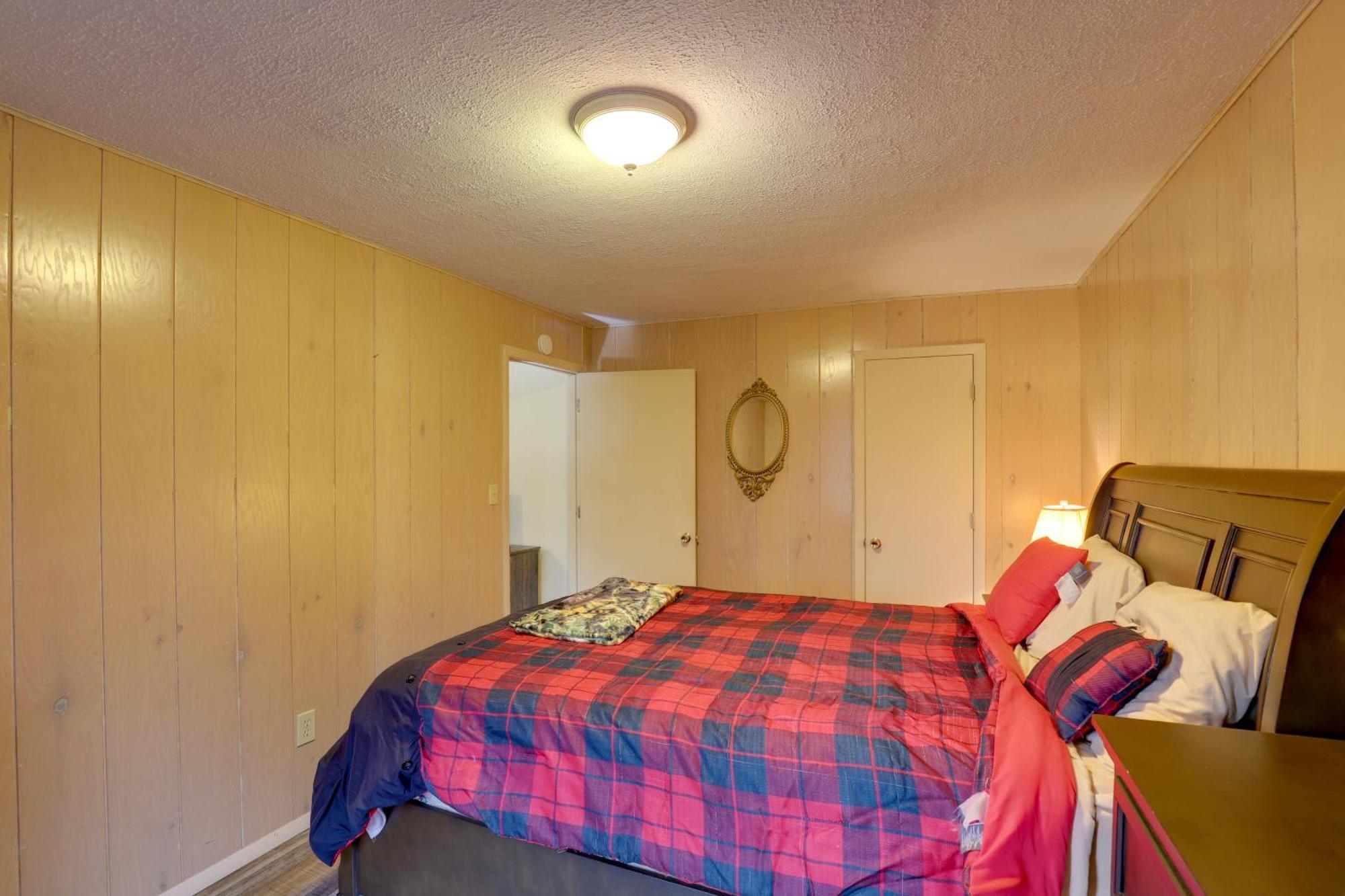 Riverfront Hot Springs Cabin With Private Hot Tub! 外观 照片