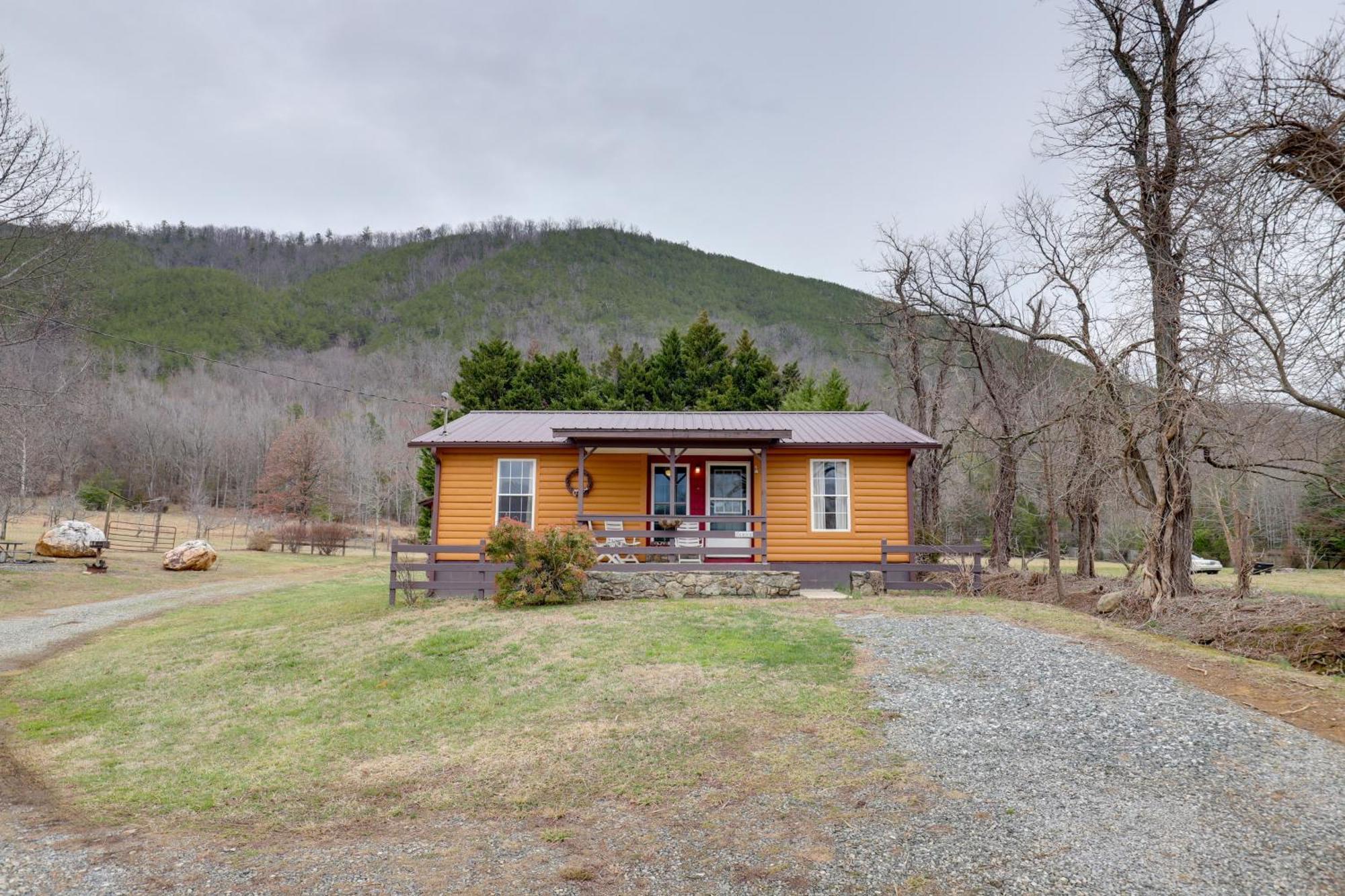 Riverfront Hot Springs Cabin With Private Hot Tub! 外观 照片