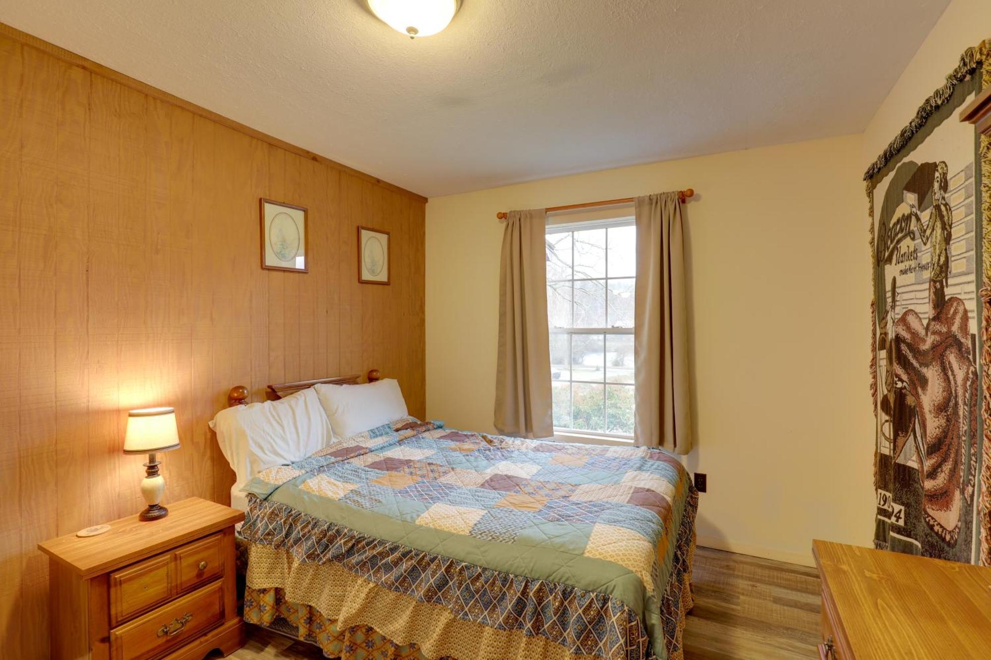 Riverfront Hot Springs Cabin With Private Hot Tub! 外观 照片